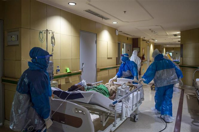 Nhân viên y tế chuyển bệnh nhân COVID-19 tại bệnh viện ở Surabaya, Đông Java, Indonesia. (Ảnh: AFP/TTXVN) Indonesia kêu gọi G20 lập quỹ y tế toàn cầu nhằm ứng phó các đại dịch ảnh 1