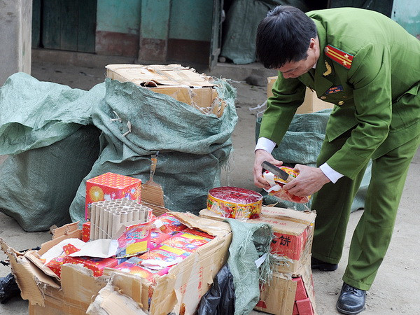 Bắt giữ xe biển nước ngoài chở pháo trên quốc lộ 1A ảnh 1