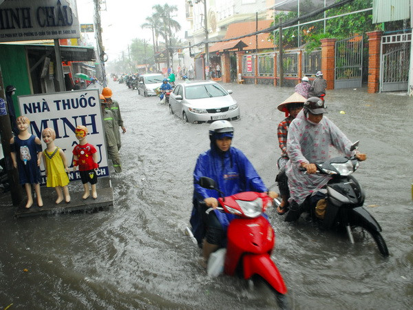 Mưa ngập đường Phan Huy Ích (thuộc quận Tân Bình và Gò Vấp) khiến giao thông ngặp nhiều khó khăn, hàng trăm phương tiện bị chết máy. (Ảnh: Mạnh Linh/TTXVN) Nhiều khu vực tại Thành phố Hồ Chí Minh lại ngập sâu do mưa lớn ảnh 1