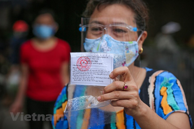 Dịch COVID-19: Hà Nội nhân rộng mô hình cấp thẻ luân phiên đi chợ ảnh 2