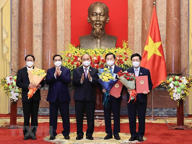 Chủ tịch nước Nguyễn Xuân Phúc trao Quyết định, Thủ tướng Phạm Minh Chính tặng hoa cho các Phó Thủ tướng Chính phủ. (Ảnh: Thống Nhất/TTXVN) Nghị quyết phê chuẩn đề nghị bổ nhiệm Phó Thủ tướng Chính phủ ảnh 1