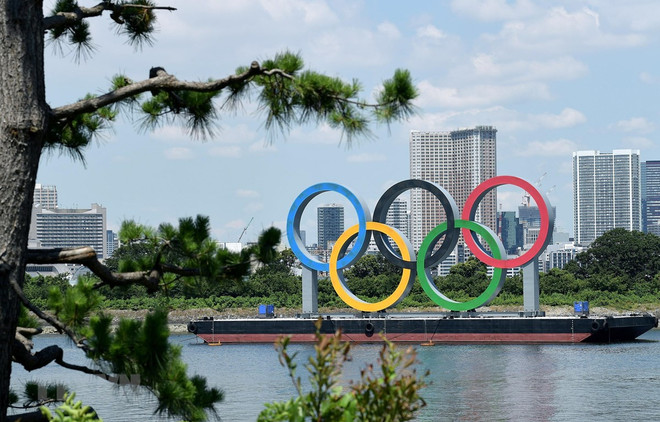 Vòng tròn Olympic tại Tokyo, Nhật Bản, ngày 22/7/2021. (Ảnh: THX/TTXVN) Gian nan “ngoại giao Thế vận hội” của nước chủ nhà Nhật Bản ảnh 1