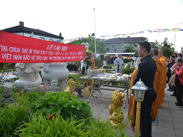 Kiều bào Thụy Điển cầu siêu tưởng niệm liệt sỹ hy sinh vì biển đảo ảnh 1