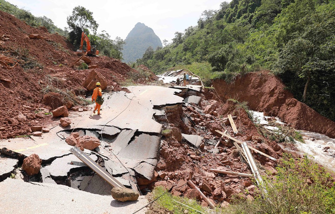 Thủ tướng: Tập trung chăm lo, bảo đảm cuộc sống cho dân sau mưa lũ ảnh 2