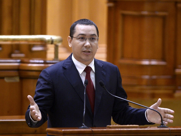 Ông Victor Ponta phát biểu trước Quốc hội ở thủ đô Bucharest, Romania ngày 29/9/2015. (Nguồn: Reuters/TTXVN) Bầu cử quốc hội tại Romania 1 năm sau khi thủ tướng từ chức ảnh 1