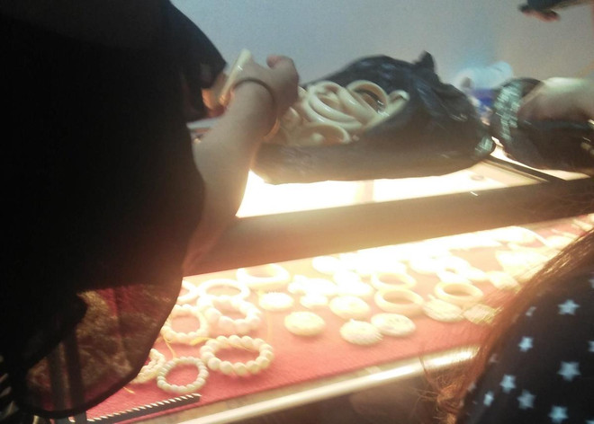 Bắt vụ buôn bán nghi là ngà voi dưới vỏ bọc cửa hàng đồ gỗ mỹ nghệ ảnh 2