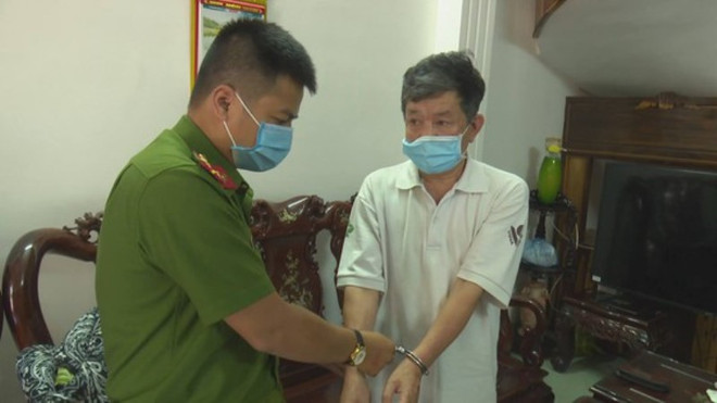 Lực lượng công an bắt giữ ông Nguyễn Văn Vọng, nguyên Giám đốc Công ty càphê Ea Sim. (Nguồn: sggp.org.vn) Đắk Lắk: Bắt nguyên Giám đốc và Kế toán trưởng Công ty càphê Ea Sim ảnh 1