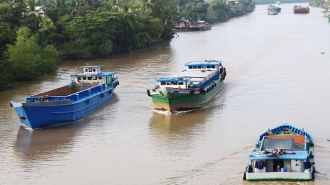 Giao thông thủy trên kênh Chợ Gạo, Tiền Giang. (Nguồn: baogiaothong.vn) Đường thủy hạn chế cho thuyền viên lên bờ để phòng dịch COVID-19 ảnh 1