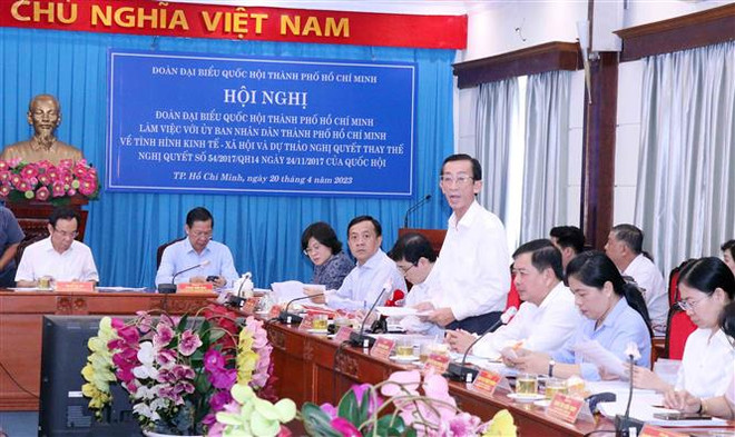 Đại biểu Quốc hội Trần Hoàng Ngân phát biểu tại Hội nghị. (Ảnh: Xuân Khu-TTXVN) TP.HCM: Thúc đẩy đầu tư, đẩy nhanh tiến độ giải ngân vốn đầu tư công ảnh 2