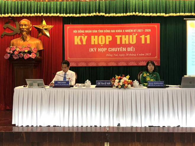Thường trực HĐND tỉnh Đồng Nai chủ trì kỳ họp. (Ảnh: Nguyễn Văn Việt/TTXVN) GRDP Đồng Nai đạt hơn 54.000 tỷ đồng trong 3 tháng đầu năm 2023 ảnh 1