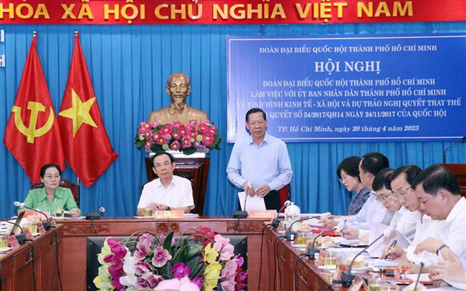 Ông Phan Văn Mãi, Chủ tịch UBND Thành phố, Trưởng đoàn Đoàn đại biểu Quốc hội Thành phố Hồ Chí Minh phát biểu tại Hội nghị. (Ảnh: Xuân Khu/TTXVN) TP.HCM: Thúc đẩy đầu tư, đẩy nhanh tiến độ giải ngân vốn đầu tư công ảnh 1