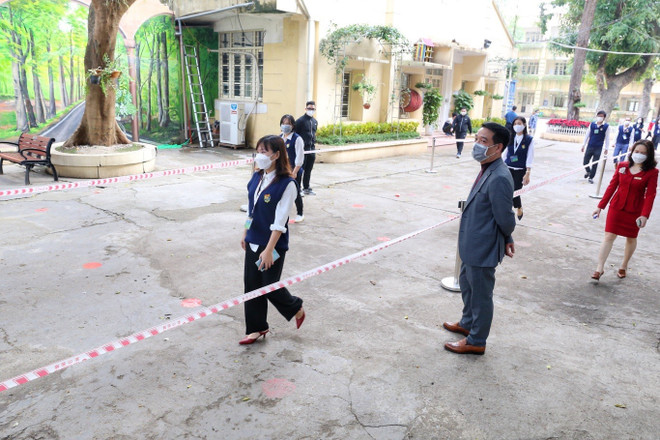 Học sinh đảm bảo giãn cách. (Ảnh: Tuấn Đức/TTXVN) Học sinh trở lại trường: Chống 'sốc' cho học sinh khi đi học trở lại ảnh 2