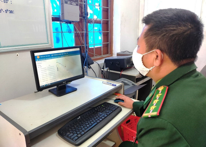 Quảng Bình: Cứu nạn kịp thời 11 ngư dân khi tàu bị chìm trên biển ảnh 1