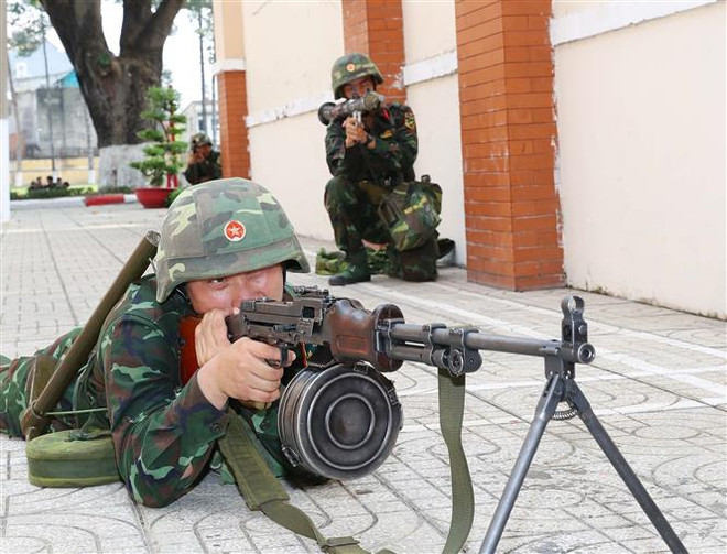 Chiến sỹ Trung đoàn Gia Định huấn luyện các phương án sẵn sàng chiến đấu bảo vệ các mục tiêu, trụ sở của Thành phố Hồ Chí Minh trong ngày lễ, Tết của dân tộc. (Ảnh: Trọng Đức/TTXVN) Sửa đổi quy định thành phần Ban Chỉ đạo Phòng, Chống Khủng bố ảnh 1