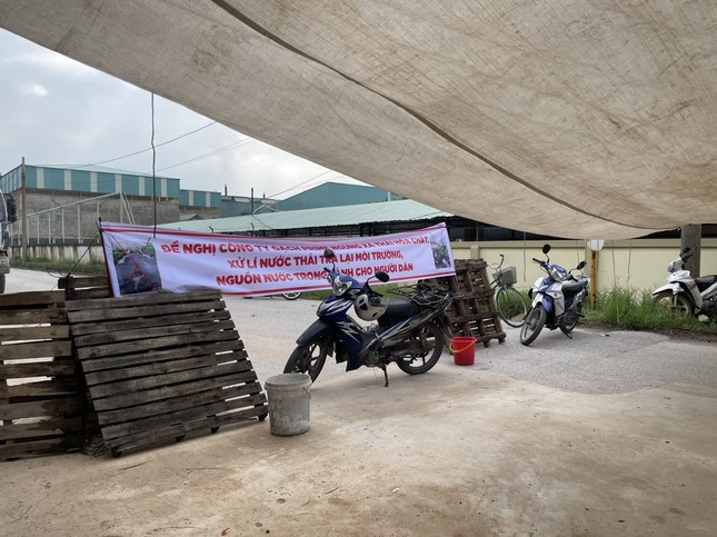 Vĩnh Phúc: Người dân chặn cổng của công ty gạch ốp lát gây ô nhiễm ảnh 1