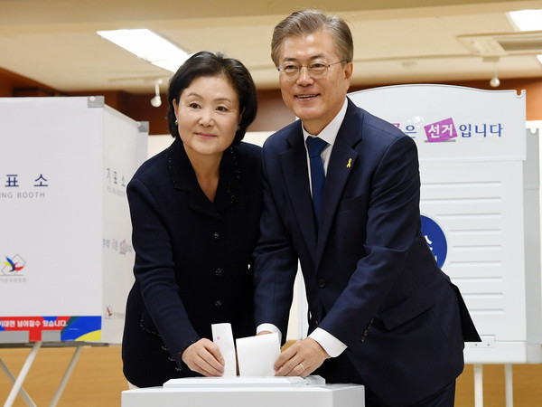 Hàn Quốc: Ông Moon Jae-in dẫn đầu thăm dò ngoài phòng bỏ phiếu ảnh 1