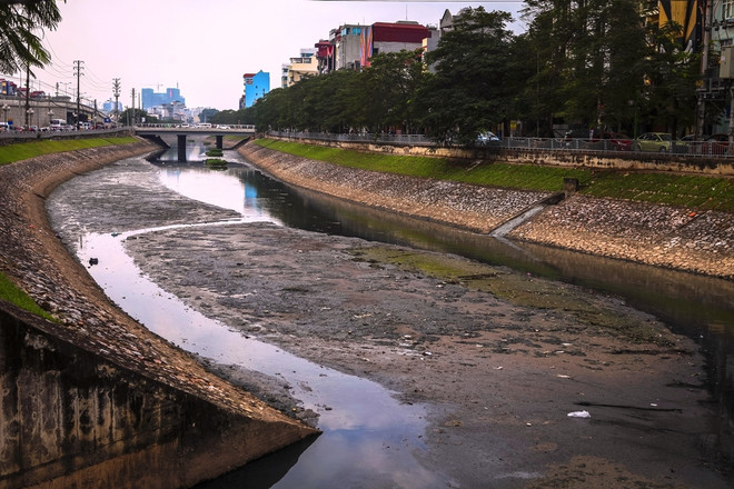 Ô nhiễm nguồn nước sông đang ngày diễn biến phức tạp, nhiều nơi ô nhiễm nghiêm trọng. (Nguồn ảnh: TTXVN) Lập ban chỉ đạo quản lý môi trường nước lưu vực sông ô nhiễm nặng ảnh 1