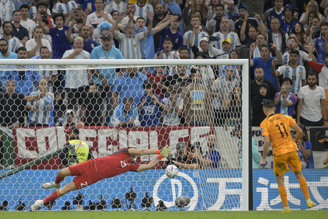 Steven Berghuis (số 11) của Hà Lan đá về bên phải, thủ thành Argentina Martinez lại đoán đúng hướng bóng và cản phá thành công quả sút penalty thứ hai. (Ảnh: AFP/TTXVN) Emiliano Martinez - Người hùng thầm lặng của đội tuyển Argentina ảnh 1