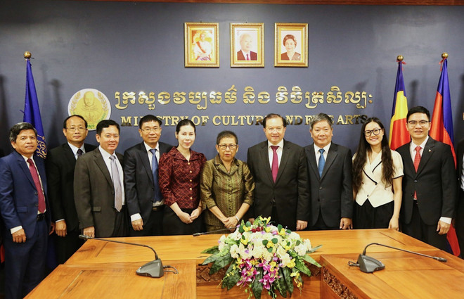 Đoàn công tác Bộ Văn hóa, Thể thao và Du lịch Việt Nam do Thứ trưởng Tạ Quang Đông dẫn đầu hội đàm với Bộ trưởng Bộ VH&NT Campuchia Phoeurng Sackona. (Ảnh: Quang Anh/TTXVN) ttxvn_VN Campuchia 2.jpg