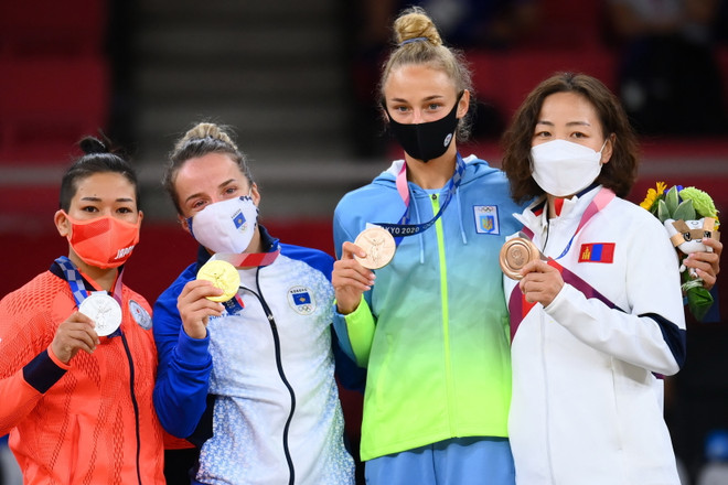 Olympic: VĐV được bỏ khẩu trang trên bục nhận huy chương trong 30 giây ảnh 1