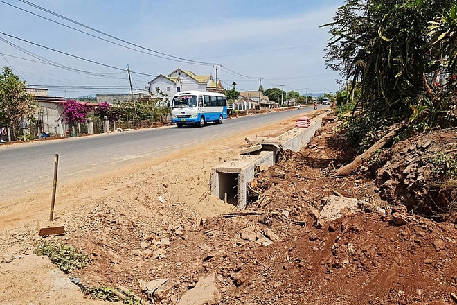 Nhiều vị trí thi công trên đường bộ đang khai thác bố trí cọc tiêu di động không đầy đủ theo quy định. (Nguồn: baoxaydung.com.vn) Xử phạt 5 nhà thầu thi công Quốc lộ 19 vì gây mất an toàn giao thông ảnh 1