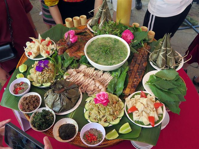 Với nhiều món ăn cổ truyền rực rỡ màu sắc, cộng đồng các dân tộc đã đem đến cho du khách những trải nghiệm độc đáo tại Hội thi nấu ăn. (Ảnh: Khoa Chương/TTXVN) Độc đáo các món ẩm thực dân tộc khu vực Trường Sơn-Tây Nguyên ảnh 2