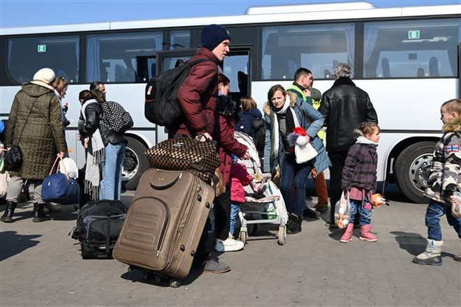 Người tị nạn Ukraine sơ tán khỏi đất nước. (Ảnh: PAP/TTXVN) Australia đẩy nhanh cấp thị thực tạm trú cho người tị nạn Ukraine ảnh 1