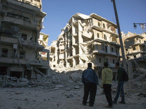 Cảnh đổ nát sau các cuộc không kích ở khu vực phía đông thành phố Aleppo ngày 24/9. (Nguồn: AFP/TTXVN) Các lực lượng do Mỹ ủng hộ đẩy mạnh tấn công IS tại Syria và Iraq ảnh 1