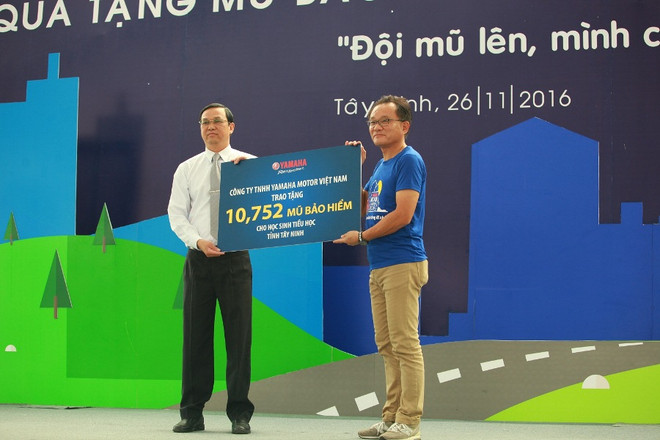 Ông Yano Takeshi, Tổng giám đốc Yamaha Motor Việt Nam trao tặng bảng tượng trưng 10.752 mũ bảo hiểm cho đại diện tỉnh Tây Ninh. (Ảnh: Yamaha cung cấp) Yamaha trao tặng 22.000 mũ bảo hiểm tại Thanh Hóa, Tây Ninh ảnh 2
