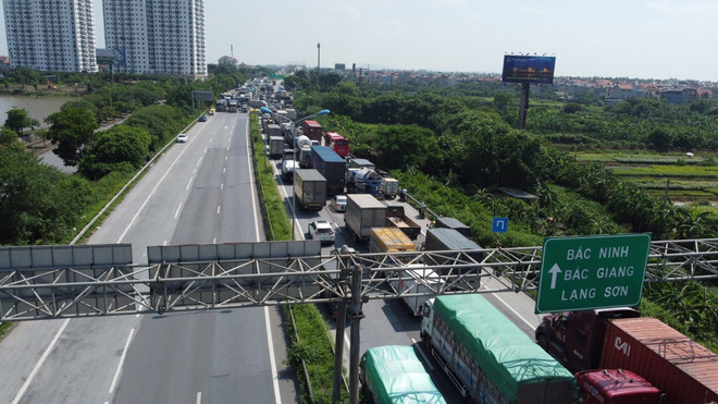 (Ảnh: Huy Hùng/TTXVN) Hà Nội cần thêm bãi đỗ xe để giảm tải cho chốt kiểm dịch cầu Phù Đổng ảnh 1