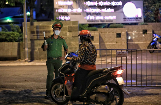 Xử phạt nhiều trường hợp vi phạm quy định về giãn cách xã hội ảnh 1