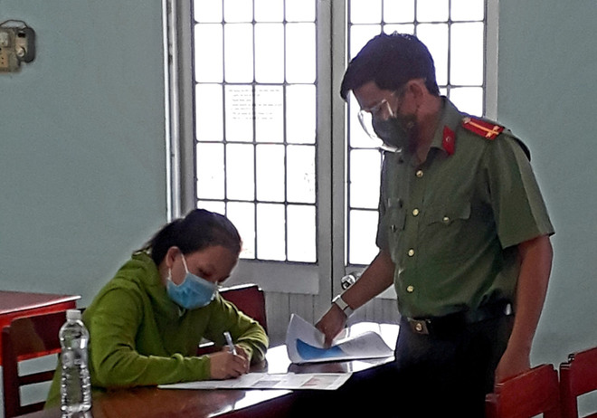 Lực lượng chức năng Vĩnh Long làm việc với đối tượng Lê Kim Liên về hành vi đăng tin sai sự thật. Ảnh do cơ quan công an cung cấp. (Nguồn: thanhnien.vn) Xử nghiêm trường hợp thông tin xuyên tạc về chống COVID-19 ở Việt Nam ảnh 1