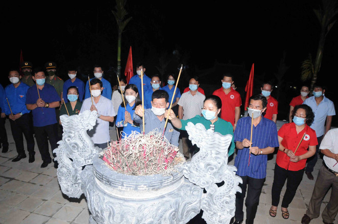 Đại biểu dâng hương tri ân các Anh hùng liệt sỹ, Thanh niên xung phong tại Nhà tâm linh thuộc khu Di tích lịch sử Ngã ba Cò Nòi, xã Cò Nòi, huyện Mai Sơn, tỉnh Sơn La. (Ảnh: Quang Quyết-TTXVN) Quảng Trị, Sơn La tổ chức các hoạt động tri ân các thương binh-liệt sỹ ảnh 1