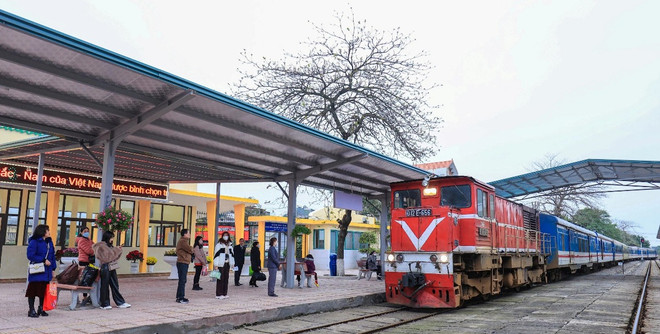 Du lịch bằng tàu hỏa đang trở thành một xu hướng mới, thu hút sự quan tâm của đông đảo du khách với những trải nghiệm độc đáo. (Ảnh: PV/Vietnam+) tau-vao-ga.jpg