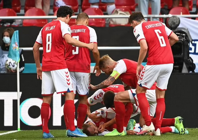 Tiền vệ Christian Eriksen của Đan Mạch bất tỉnh ngay trên sân ảnh 1
