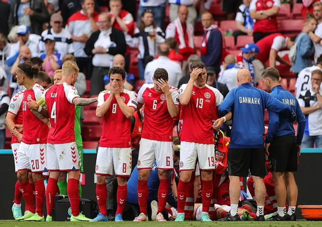 Tiền vệ Christian Eriksen của Đan Mạch bất tỉnh ngay trên sân ảnh 2