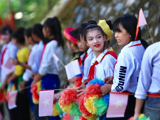 Hoc sinh vùng lũ Thanh Hóa, Nghệ An vượt khó khăn đón khai giảng ảnh 1