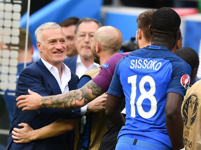 Niềm vui của huấn luyện viên Didier Deschamps (trái) sau khi đội tuyển Pháp giành tấm vé đi tiếp vào vòng bán kết. (Nguồn: AFP/TTXVN) EURO 2016: Huấn luyện viên Deschamps cần chấm dứt "thử nghiệm" ảnh 1