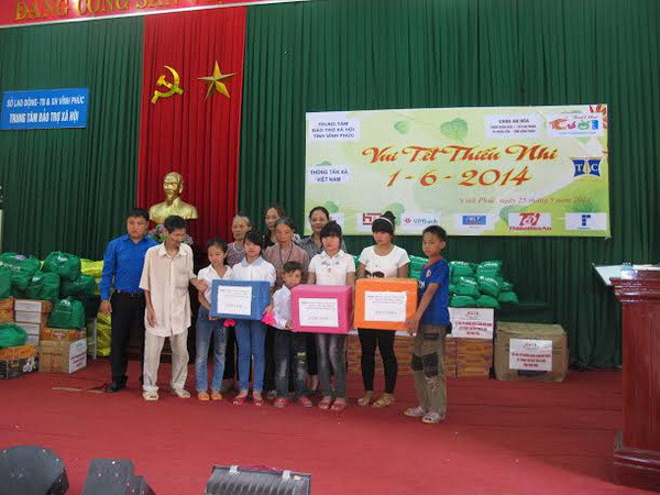 Trung tâm phát triển Truyền thông TTXVN tặng quà người khó khăn ảnh 1