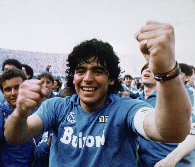 Diego Maradona trong màu áo Napoli. (Nguồn: martinsvillebulletin) Những khoảnh khắc ấn tượng của Maradona tại Barcelona và Napoli ảnh 1