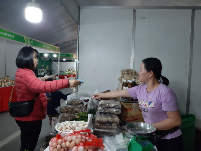 Các sản phẩm nông sản được giới thiệu tại hội chợ. (Ảnh: Phương Anh/TTXVN) Hà Nội: Khai mạc Hội chợ nông sản, thực phẩm, sản phẩm OCOP ảnh 1