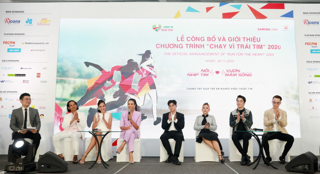 Các Đại sứ tham gia giao lưu tại Lễ công bố Chương trình "Chạy vì Trái tim" lần thứ 8. (Ảnh: Mỹ Phương/TTXVN) Chương trình 'Chạy vì Trái tim' lần đầu tổ chức trên không gian mạng ảnh 1