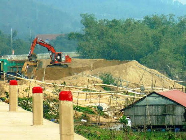 Cát xây dựng ở Quảng Bình chủ yếu khai thác trên các dòng sông. (Ảnh: Trang Trang/Vietnam+) Giá cao ngất ngưởng, cát xây dựng vẫn “cháy” hàng ảnh 1