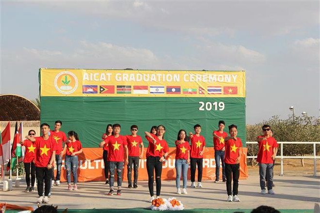 Các bạn sinh viên Việt Nam tham gia một tiết mục biểu diễn văn nghệ tại lễ tốt nghiệp. (Ảnh: Nguyễn Việt Thắng/TTXVN) Sinh viên Việt Nam 'gặt hái kiến thức nông nghiệp công nghệ cao Israel ảnh 1