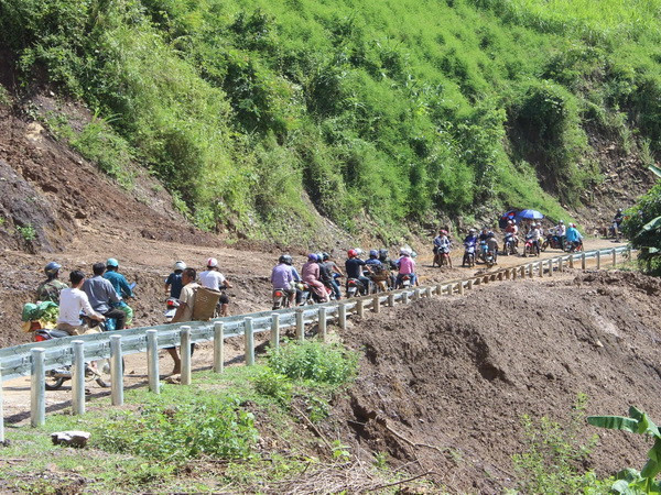 Gấp rút giải phóng các điểm tắc nghẽn, sạt lở đất trên Quốc lộ 37 ảnh 1