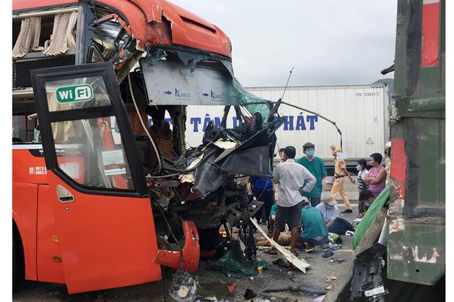 Ninh Thuận: Xe giường nằm lao thẳng vào xe tải, 3 người thương vong ảnh 1