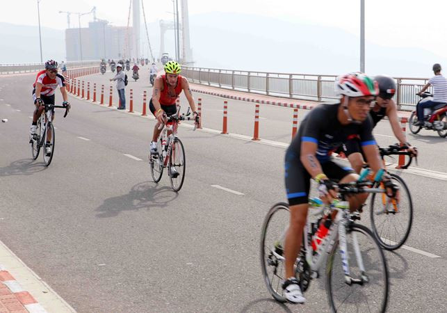 Gần 1.400 VĐV quốc tế tranh tài Cuộc thi Ironman 70.3 Việt Nam 2017 ảnh 1
