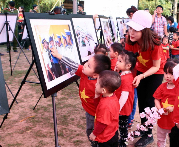 Triển lãm "Sức sống Trường Sa - Sắc màu tình nguyện" tại Hưng Yên ảnh 1