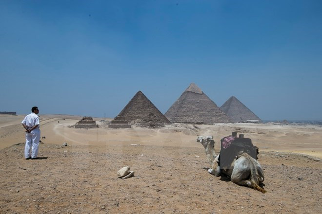 Cảnh sát Ai Cập tuần tra tại khu vực gần Kim tự tháp Giza. (Nguồn: THX/TTXVN) Du lịch Ai Cập mất gần 9 triệu lượt khách trong năm 2015 ảnh 1