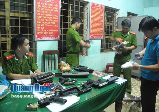 [Video] Quảng Ngãi bắt lô hàng súng điện, đạn bi số lượng lớn ảnh 1